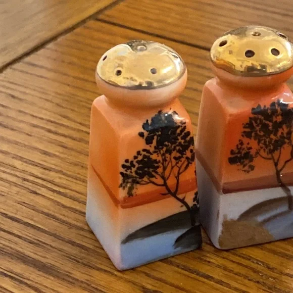 Hand painted Japanese vintage salt and pepper shakers - Picture 2 of 4